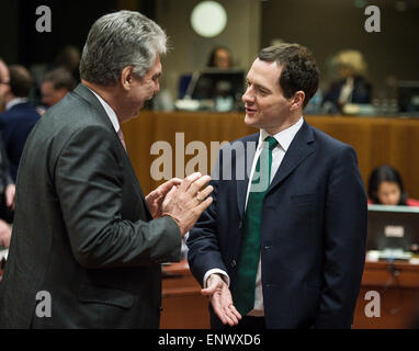 Bruxelles, BXL, Belgio. Il 12 maggio 2015. In Austria il Ministro delle finanze Hans Joerg Schelling (L) e il Cancelliere dello scacchiere britannico George Osborne (R) prima dell'Unione europea i ministri delle Finanze riuniti () del Consiglio ECOFIN al Consiglio Europeo con sede a Bruxelles, in Belgio, il 12.05.2015 il giorno prima della riunione dell'Eurogruppo non ha prodotto alcun accordo per sbloccare l'ultima tranche di Grecia del bailout ma vi è stato un cauto ottimismo che un accordo potrebbe essere a portata di mano. Credito: ZUMA Press, Inc./Alamy Live News Foto Stock