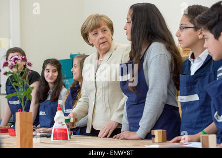 Berlino, Germania. Il 12 maggio 2015. Il cancelliere tedesco Angela Merkel parla con gli studenti durante una visita alla scuola di Roentgen in occasione di un progetto comunitario giornata a Berlino (Germania), 12 maggio 2015. Credito: dpa picture alliance/Alamy Live News Foto Stock