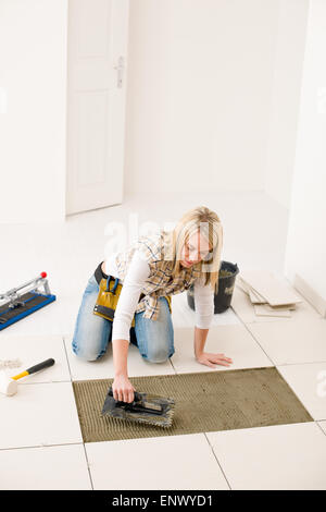 Home Improvement, ristrutturazione - handywoman piastrella di posa Foto Stock