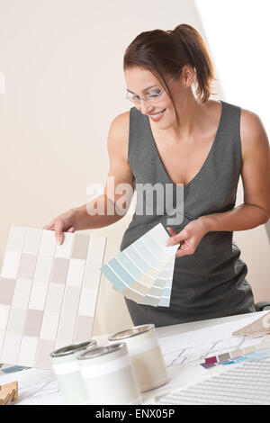 Femmina di interior designer che lavora con il campione di colore Foto Stock