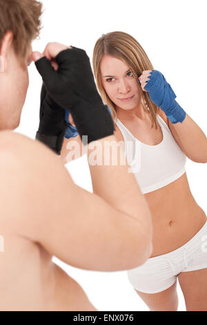Boxing - Giovane donna nella formazione di classe su bianco Foto Stock