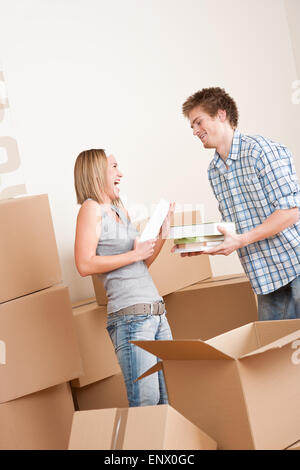 Casa in movimento: coppia giovane con box nella nuova casa Foto Stock