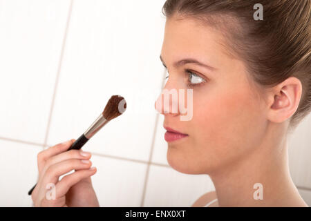 Cura del corpo series - Giovane donna l'applicazione di polvere Foto Stock