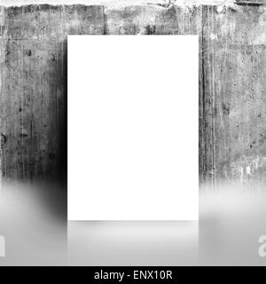 Vuoto bianco Poster della carta appoggiata su grunge Studio grigio della parete della camera come copia di spazi per la progettazione e il modello Mock up per aggiungere il tuo T Foto Stock