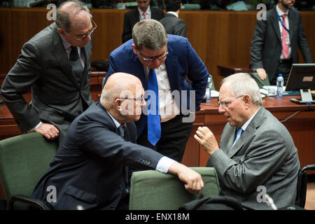 Il Ministro degli Esteri francese Michel Sapin (L) e Wolfgang Schauble, ministro federale tedesco delle finanze prima dell' Unione europea i ministri delle Finanze riuniti () del Consiglio ECOFIN al Consiglio Europeo con sede a Bruxelles, in Belgio, il 12.05.2015 il giorno prima della riunione dell'Eurogruppo non ha prodotto alcun accordo per sbloccare l'ultima tranche di Grecia del bailout ma vi è stato un cauto ottimismo che un accordo potrebbe essere a portata di mano. Zona euro i ministri delle finanze hanno accolto favorevolmente i progressi compiuti finora', ma hanno aggiunto che "più tempo e sforzi sono necessari per colmare le lacune sulle restanti questioni aperte' e espresso hop Foto Stock