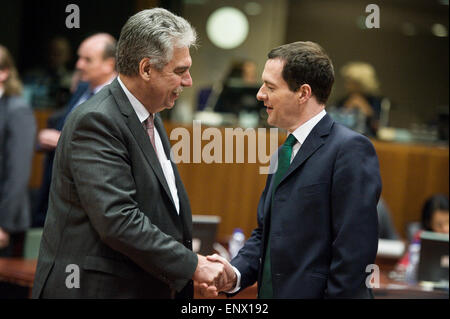 In Austria il Ministro delle finanze Hans Joerg Schelling (L) e il Cancelliere dello scacchiere britannico George Osborne (R) prima dell'Unione europea i ministri delle Finanze riuniti () del Consiglio ECOFIN al Consiglio Europeo con sede a Bruxelles, in Belgio, il 12.05.2015 il giorno prima della riunione dell'Eurogruppo non ha prodotto alcun accordo per sbloccare l'ultima tranche di Grecia del bailout ma vi è stato un cauto ottimismo che un accordo potrebbe essere a portata di mano. Zona euro i ministri delle finanze hanno accolto favorevolmente i progressi compiuti finora', ma hanno aggiunto che "più tempo e sforzi sono necessari per colmare le lacune sulle restanti questioni aperte' e Foto Stock