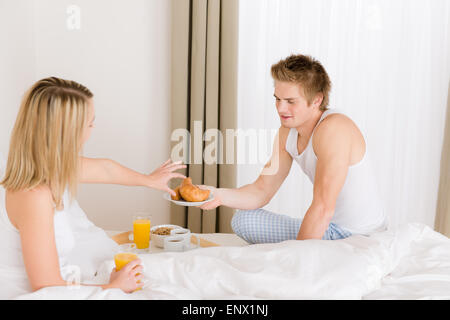 Hotel di lusso luna di miele prima colazione - giovane a letto Foto Stock