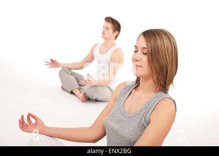 Fitness - giovani sani giovane in posizione di yoga Foto Stock