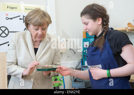 Berlino, Germania. Il 12 maggio 2015. Il cancelliere tedesco Angela Merkel parla con gli studenti durante una visita alla scuola di Roentgen in occasione di un progetto comunitario giornata a Berlino (Germania), 12 maggio 2015. Credito: dpa picture alliance/Alamy Live News Foto Stock