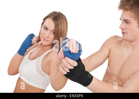 Boxing - Giovane donna nella formazione di classe su bianco Foto Stock