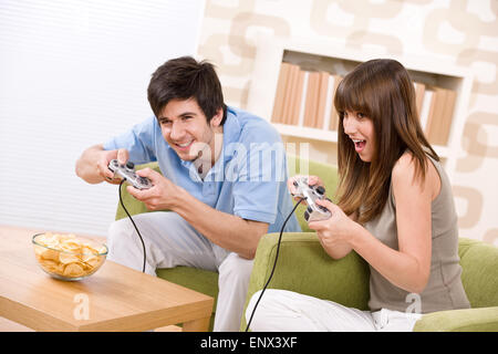 Studente - happy adolescenti la riproduzione del video gioco avente fun Foto Stock