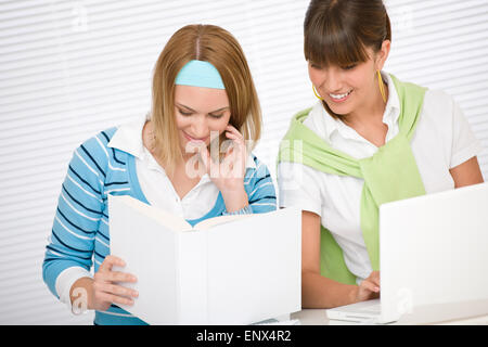 Studente a casa - due giovane donna studiare insieme Foto Stock
