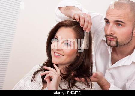 Parrucchiere professionale scegliere tinture per capelli di colore a salon Foto Stock