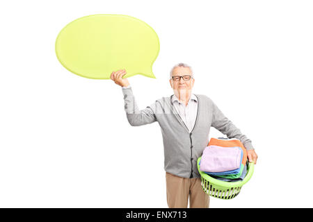 Studio shot di un anziano gentiluomo tenendo un cesto per la biancheria piena di vestiti e un grande giallo discorso bolla Foto Stock