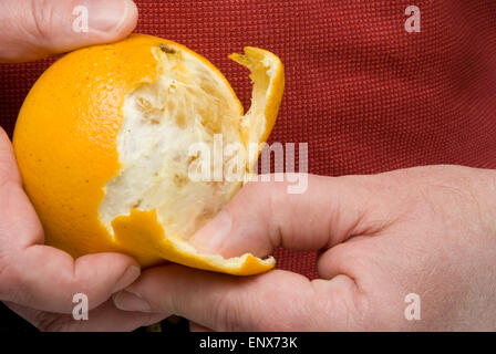 Peeling un arancione Foto Stock