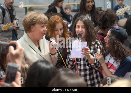 Berlino, Germania. Il 12 maggio 2015. Il cancelliere tedesco Angela Merkel canta con gli studenti durante una visita alla scuola di Roentgen in occasione di un progetto comunitario giornata a Berlino (Germania), 12 maggio 2015. Credito: dpa picture alliance/Alamy Live News Foto Stock