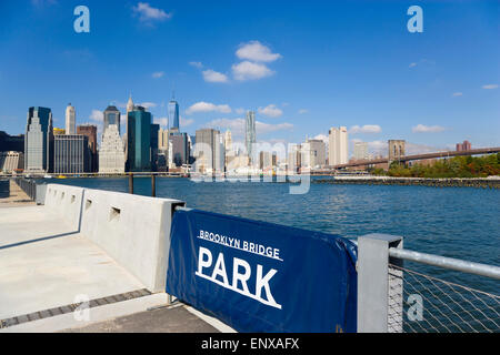 Stati Uniti d'America, nello Stato di New York, New York City, NYC, Lower Manhattan Financial District skyline e East River visto da Pier 2 nel ponte di Brooklyn Park. Foto Stock