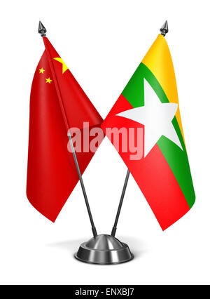 Cina e Myanmar - Bandiere in miniatura. Foto Stock