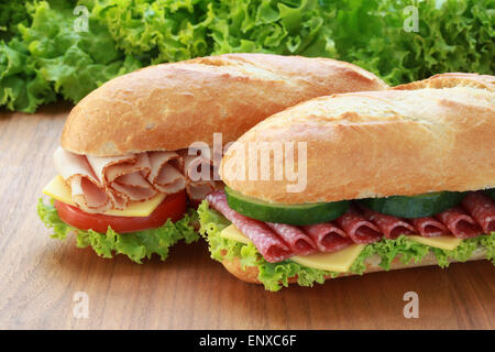 Baguette belegt mit Salami und Schinken Foto Stock