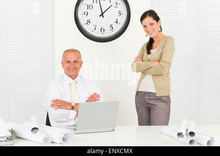 Architetto professionista persone dietro il tavolo di office Foto Stock