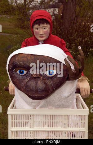 Lo Spaventapasseri del personaggio del film ET, Frensham Spaventapasseri Festival 2015, Frensham, vicino a Farnham, Surrey, Regno Unito. Foto Stock