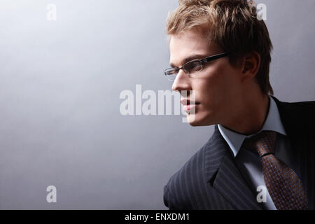Ritratto di un giovane imprenditore con gli occhiali Foto Stock
