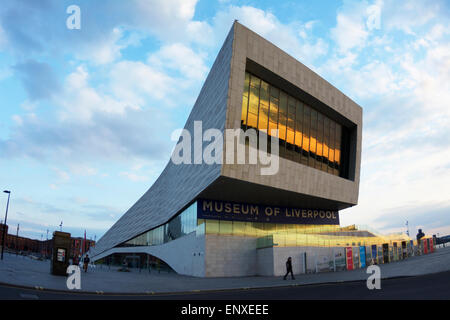 Tramonto riflesso nella finestra del Museo di Liverpool presso l'isola di Mann, Pier Head. Foto Stock