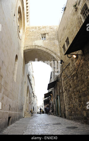 Israele. Gerusalemme. Via Dolorosa. Strada di Città Vecchia, che tradizionalmente camminò Gesù portando la croce, il modo per la sua crocifissione. Arco di Ecce Homo. La seconda stazione. Foto Stock