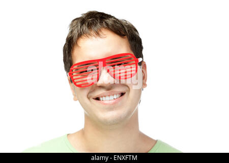 Sorridendo gli uomini in rosso occhiali da sole isolato su bianco Foto Stock