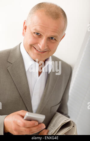 Imprenditore Coppia sorridente tenere il telefono ritratto Foto Stock