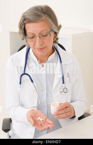 Medico senior attesa femmina pillole office Foto Stock