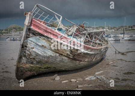Abbandonato decadendo imbarcazione in legno spiaggiata sulla riva del fiume Conwy Foto Stock