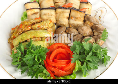 Zucchine, melanzane, funghi con pomodori e prezzemolo Foto Stock