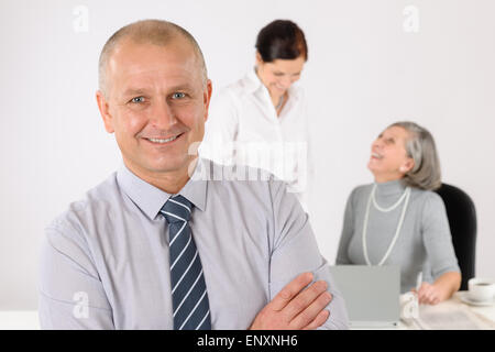 Il team di business senior manager felice con i colleghi Foto Stock