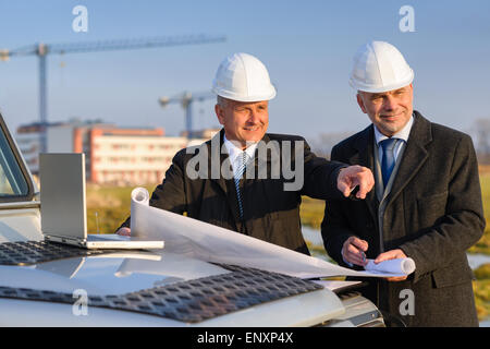 Architetto developer punto al sito in costruzione Foto Stock