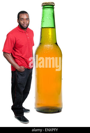 Uomo nero con una birra fredda Foto Stock