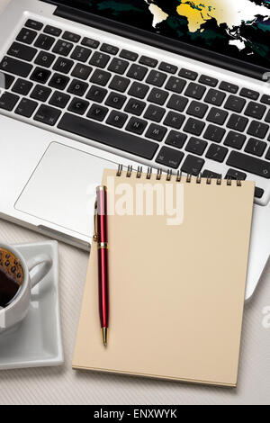 Computer portatile e un vuoto di Blocco note e penna con spazio per il testo. Foto Stock