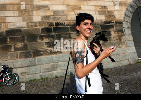 Ragazza con un cane e ritratto di Jim Morrison tatuato sul braccio, Naplavka Prague girl Czech Republic Young Woman dog Foto Stock