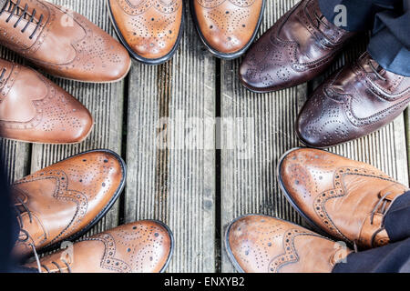 Pelle marrone scarpe in un cerchio sul decking Foto Stock