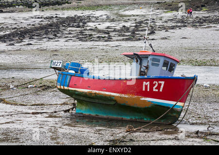 M27 barca da pesca a bassa marea nel porto a Lower Fishguard o Abergwaun al Pembrokeshire Coast National Park, Galles UK a maggio Foto Stock