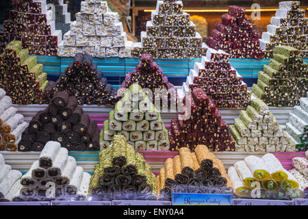 Diverse varietà di delizie Turche sul display al Grand Bazaar, Sultanahmet, Istanbul, Turchia Foto Stock
