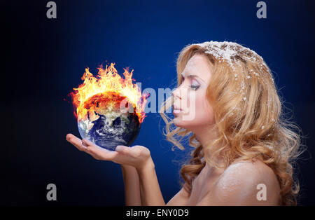 Ragazza congelati tenendo la masterizzazione di globo terrestre (emisfero est) nel palms (elementi arredate dalla NASA) - versione senza incandescente Foto Stock