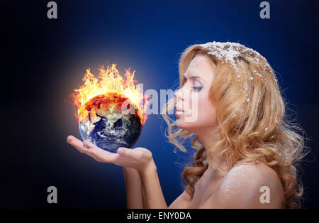 Ragazza congelati tenendo la masterizzazione di globo terrestre (emisfero est) nel palms (elementi arredate dalla NASA) - versione con incandescente Foto Stock