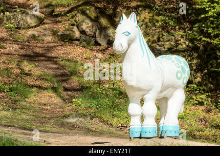 Ronneby, Svezia - 11 Maggio 2015: Vita bianco dimensioni brook statua equestre su una roccia nella foresta vicino a un piccolo fiume. Il torrente cavallo è creduto per essere l anima del fiume (spirito d'acqua). Foto Stock