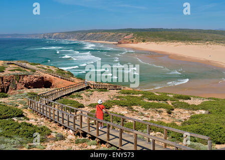 Il Portogallo, Algarve: Turistica godendo di una vista spettacolare sulla spiaggia di Praia da Bordeira in Carrapateira Foto Stock