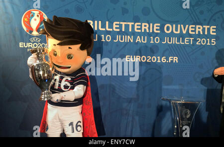 Parigi, Francia. Il 12 maggio 2015. Il Mascot 'Super Victor' detiene una replica del Campionato Europeo Cup nelle sue mani durante una presentazione per promuovere i biglietti per la FINALE di UEFA EURO 2016, che saranno resi disponibili al pubblico a partire da oggi, a Parigi, Francia, 12 maggio 2015. Durante la fase iniziale dal 10 giugno al 10 luglio 2015, un milione di biglietti per il 51 giochi saranno essere venduto esclusivamente online (euro2016.tickets.uefa.com). I candidati prescelti verranno determinati attraverso un processo di selezione casuale. Foto: GERD ROTH/dpa/Alamy Live News Foto Stock