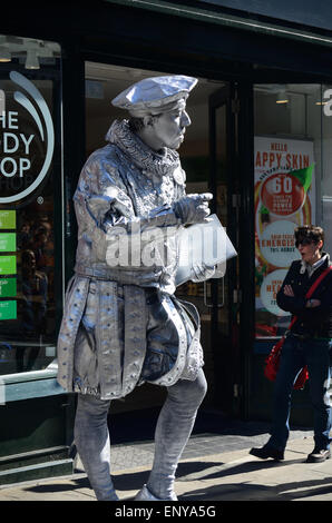 Una strada eseguita vestito come un uomo d'argento in Peascod Street, Windsor, Berkshire. Foto Stock