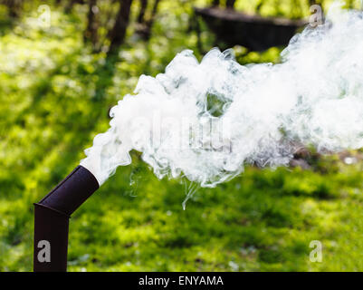 Fumo bianco dal tubo di un samovar all'aperto Foto Stock