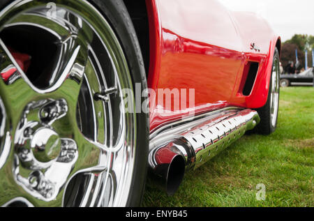 Una bassa, vista da vicino lungo il lato di un rosso classico auto sportiva, che illustra i dettagli di cromato. Foto Stock