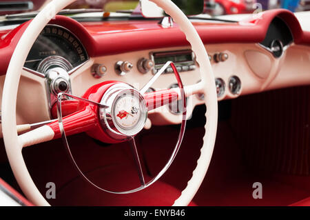 Close-up immagine dell'interno/cruscotto di un americano degli anni cinquanta, auto, mostrando il volante dettaglio. Foto Stock